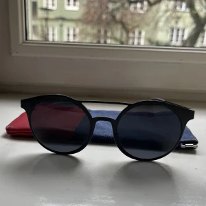 Solglasögon Le Specs - Solglasögon från Le Specs. Använda och några få repor som enbart syns på nära håll. Väldigt sköna och lätta! Fodral medföljer.