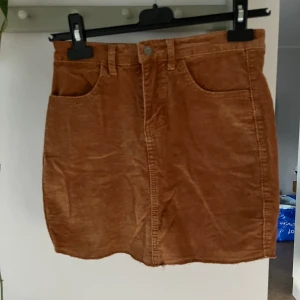 Brun manchesterkjol - Ljusbrun/ rostbrun manchesterkjol köpt från plick utan märke och storleken sitter som en S. Några tecken på användning men sitter ändå bra och ser snygg ut. Säljer då det inte är min stil längre. 