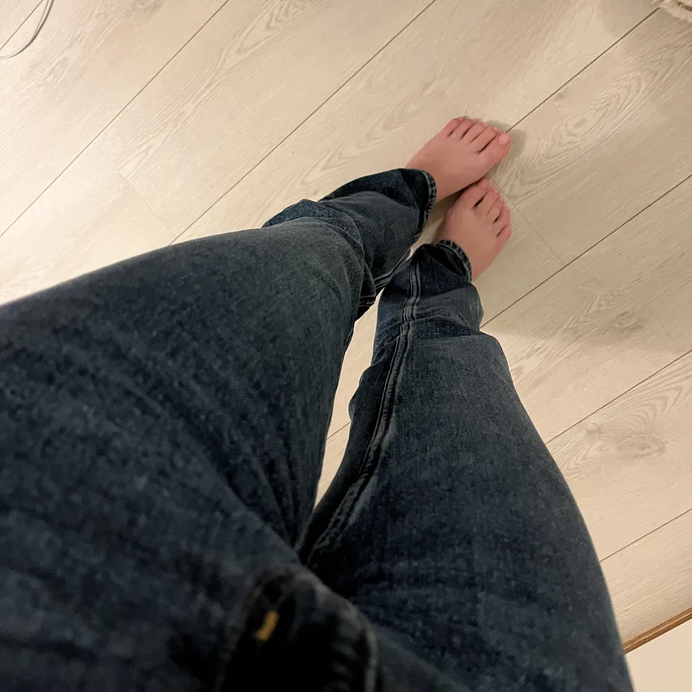 Blåa jeans från weekday, inte super mörka men inte ljusa så någonting däremellan. Kortare i benen. Modellen är TWIG, 25 i midjan 30 i längden.. Jeans & Byxor.
