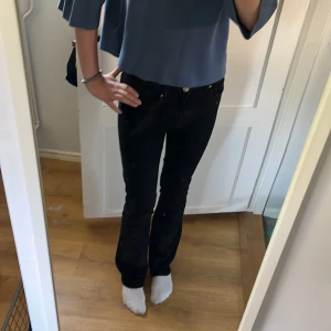 Jeans - Säljer mina svarta only jeans! Dem är ändast använda fåtal gånger och är då i väldigt bra skick. Dem är i storlek M, skulle nog säga att dem passar XS-L beroende på hur man vill att dem ska sitta eftersom dem är stretchiga💕 ( tryck inte på köp direkt!⚠️)