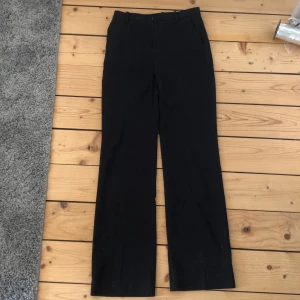 Kostymbyxor  - Jag ska tyvärr sälja mina älskade kostymbyxor från Lindex i storlek 34, modell Fiona. Jag säljer på grund av att de blivit lite små i midjan för mig. Köpte dem för 600kr säljer för 250kr