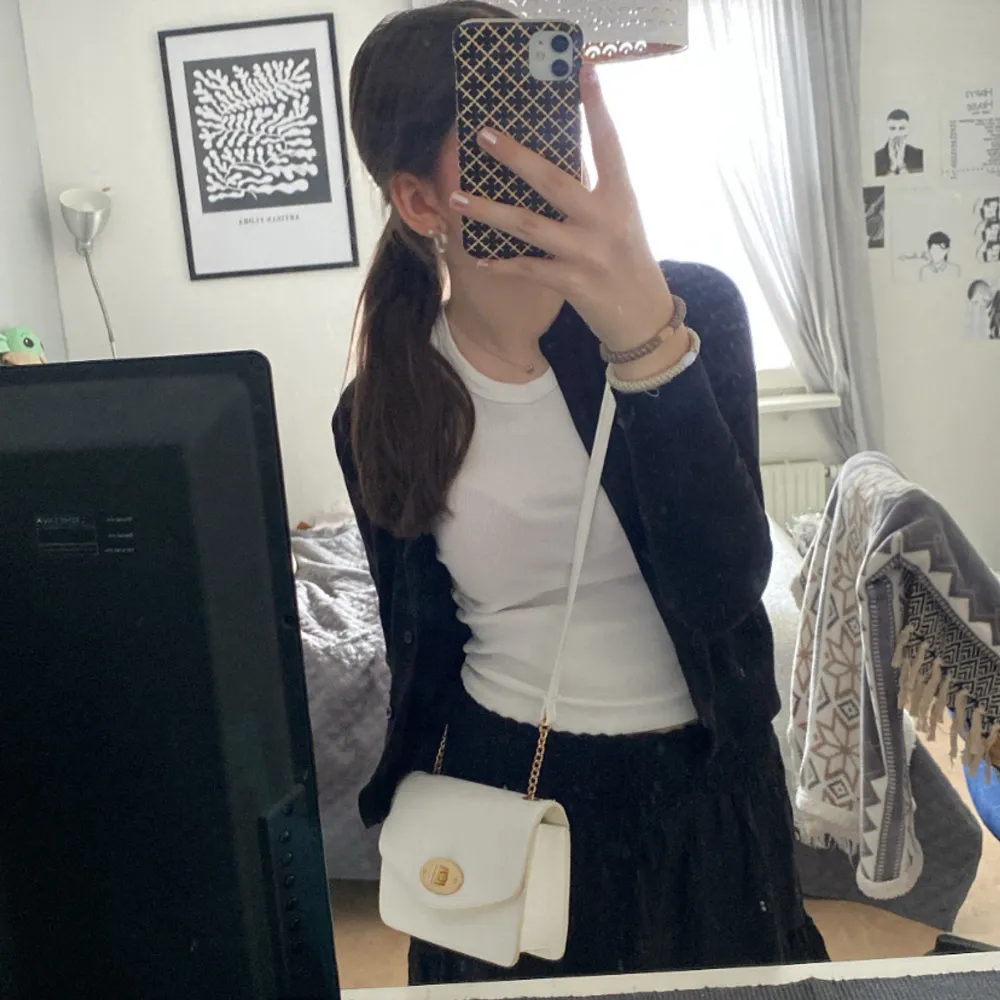 jätte gullig väska med guldiga detaljer 👜🤍 tänker kring 100kr + frakt 🤍. Laukut & Käsilaukut.