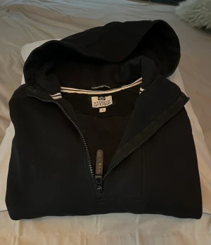 Weekend Offender hoddie - Svart hoddie med huva av märket Weekend Offender. Mycket fint skick, inte solblekt alls. 