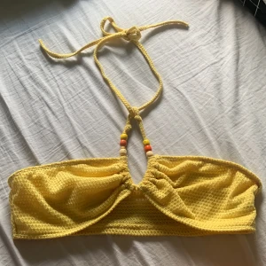 Tank top  - Gul topp som aldrig är använd förut när den testades. Väldig fin men tyvärr passade den inte mig