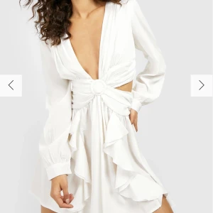 Studentklänning  - Säljer min fina studentklänning då jag hittat en annan, klänningen är från Boohoo aldrig använd med prislapp kvar. OBS jag har tagit bort den vita plastringen på klänningen , klänningens kjol är lite genomskinlig och jag har en underkjol på bilden. 