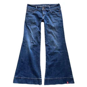 Lågmidjade utsvängda jeans  - Kontakta vid intresse <3