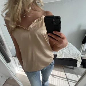 Fest topp - Jättefint linne som passar till fest😚