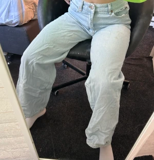 Ljusblå Baggy jeans - Väldigt Baggy, stora i benen, jankyard. Ljusblå. Jag är 1.67 och de är perfekta i benen. Högmidjade. Byxorna är inte strukna på bilden. 