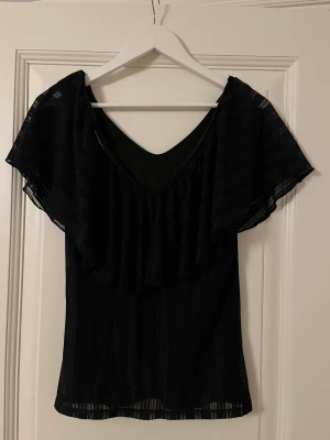 Festtopp - Köpt secondhand, jätteskönt material och väldigt fräsch, småglittrig