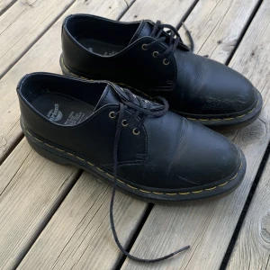 Dr. Martens storlek 39 - Låga Dr. Martens skor i storlek 39! Ganska väl använda, men ändå väldigt fräscha 🌸