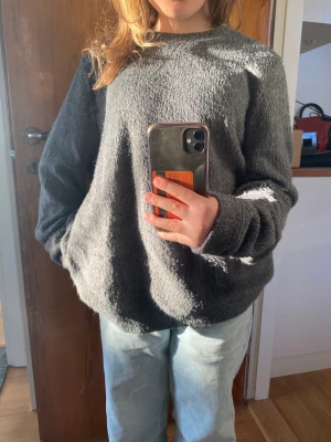 Stickad tröja  - Grå stickad tröja från twist and mango🩶 Det står att den är i strl L men snarare S. Modellen (jag) brukar ha Xs och S i kläder. Säljs pågrund av ingen användning eftersom jag har massa fler stickade tröjor💕 