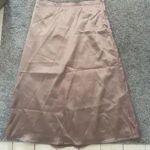 Satin kjol som är sparsamt använd, behöver strykas 🥰