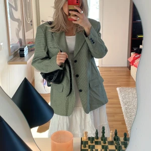 Grön Kavaj - Säljer denna gröna rutiga  kavajen/blazern då den inte längre används. Större i storleken, oversized. Tveka inte att fråga om fler bilder eller något annat! Köparen står för frakt 🚚💗