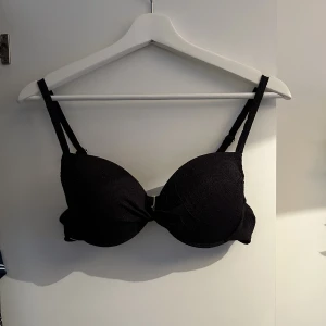 svart bikinitopp - svart bikinitopp från cubus. välanvänd men har mycket kvar att ge. lite trög att justera men går fortfarande.