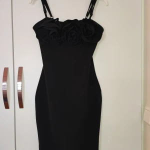 Klänning - Säljer den här fina klänningen från H&M för 250 kr ink frakt anledning är att jag tömmer min garderob om ni har andra frågor kontakta mig❤️