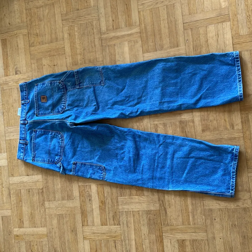 Vintage Carhartt Double Knee Väldigt bra skick Längd:105cm Midja:41cm Benöppning:21cm Kom med bud!. Jeans & Byxor.