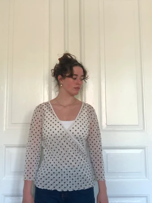 Genomskinlig prickig tröja  - Hel och ren, ganomskilning. Använder aldrig så köp!! 