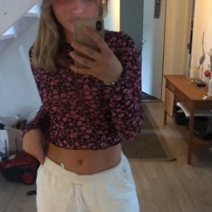Sommar top strl s - Säljer världens bästa sommar party topp i strl s. 🌟🤍 Den är i mesh, så perekt nu inför sommaren, då man inte blir så varm. Men den är heller inte genomskinlig pga mönstret.💗 