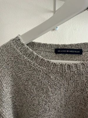 Stickad tröja - Supermjuk och skön stickad tröja från Brandy Melville. Den är one-size men är i oversize modell så passar allt från S-L! 💛