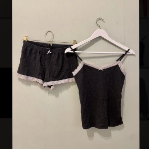 Pyjamas set - Ett pyjamas set, mörkt grått linne med vit spets och shorts med vit spets från H&M