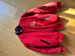 Vintage college jacka - Storlek medium. Den är lite för liten för mig så jag kan tyvärr inte använda den…  Pris kan diskuteras vid en snabb affär