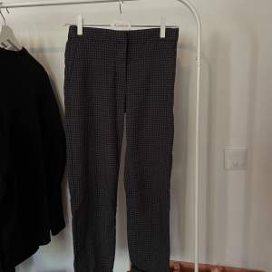 Small checked suit pants from Holly & White presented by Lindex. Condition: Good. Size: 34