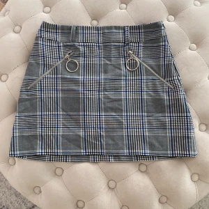 Minikjol  - Minikjol storlek 34, använd få gånger, inga skavanker, figurnära och högmidjad, dragkedja på sidan.