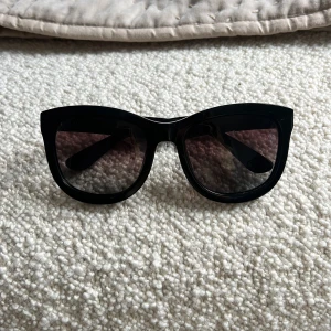 ANINE BING solglasögon  - Säljer dessa väldigt fina classicsa solgalsögon från ANINE BING pga att jag inte andvänt dom så många gånger. Dom är inte topp skicka och ser nyköpta ut. 💓 