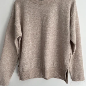 Beige långärmad - Köpte från Zalando men aldrig använt. Jätteskönt och mjukt material dock🤌🏼🤍