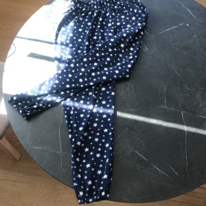 Pyjamasbyxor - Fina pyjamasbyxor! Dom är i xs men passar även S inte använd så mycket. Skicka om ni vill ha fler bilder eller veta mer information!:)