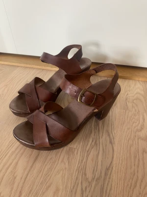 Skinnsandaler med klack strl 37 - Bruna, snygga skinnsandaler med lite bredare klack och ca 1 cm platå. 6 cm klack.   De är i använt skick men välvårdade och har mycket mer att ge 😊