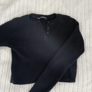 Brandy Melville topp - Söt tröja från brandy, sitter inte så tajt på mig men är lite croppad 