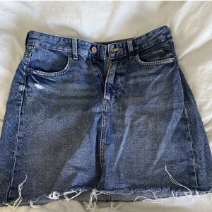 Jeanskjol - Fin mörkblå jeanskjol som inte kommer till användning längre, skriv om ni vill ha fler bilder, pris kan diskuteras! OBS FRAKT INGÅR INTE I PRISET! Frakten är 54