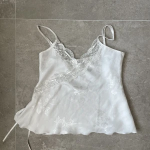 söt vit sliptopp💕 - Jättegullig silkesliknande nattlinnestopp med läckra detaljer🫶