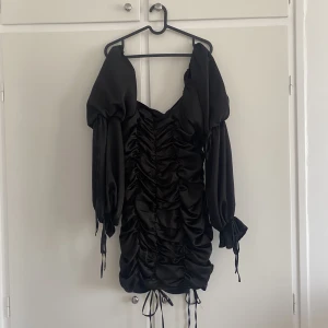 Svart puffärms klänning  - Superfin svart puffärms klänning i storlek 40 från missguided. Använt 1 gång som nyskick. Funkar lika bra offshoulder. 