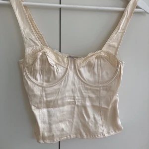 Korsett topp - Så fin satintopp från Zara som tyvärr var lite för stor för mig, köpt här på Plick. Stl S🤍Finns kvar!