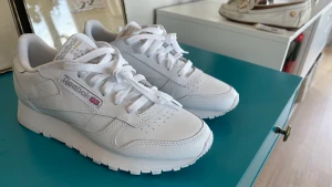 HELT NYA Reebok - Helt nya Reebok stl 36,5 (obs! stora i storleken). Nypris 999kr