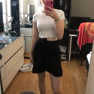 Svart kjol  - Jag säljer min fina svarta kjol ifrån Gina tricot i storlek xs💗💗