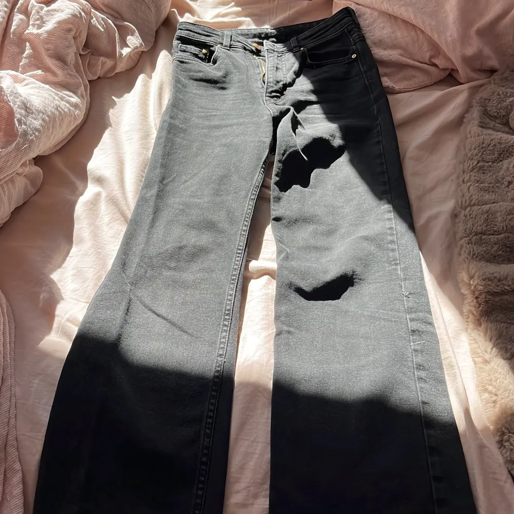 Svarta jeans i storlek 32, aldrig använt, dom är ganska stora på mig som är 149cm lång men skriv privat för mått!❤️. Jeans & Byxor.