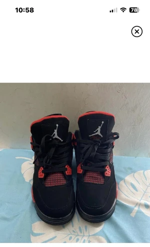 Air Jordan 4 retro red thunder - Säljer dom för jag köpte fel stl  Har kvar box, tags och skosnörren Fullt äkta köper inte fake kläder men har tyvärr inte kvar kvittot