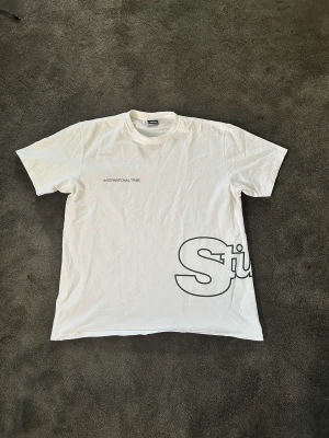 Stussy SS23 t-shirt  - Säljer denna feta stussy t-shirt från deras senaste spring23 drop med stussy text som går runt den på sidan. Helt slutsålt överallt inom några minuter. Storlek L Cond9.5/10 använd fåtal gånger  Har tag och kvitto online
