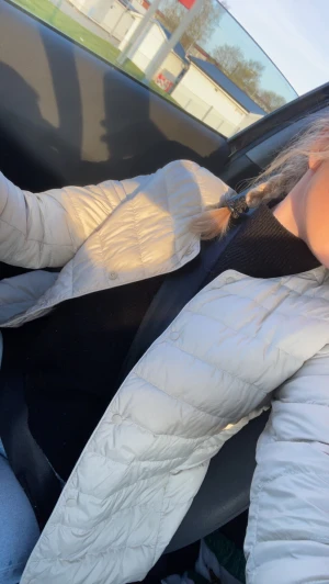 Jacka - Säljer min jätte söta uniqlo jacka då jag ej använder den, den är i färgen ”ULTRA LIGHT DOWN” i storlek xs men passar S