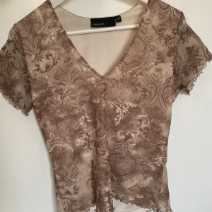 Mönstrad topp/blus - Brun/Beige. Säljs då den inte kommer till användning. Jättebra skick. Skriv i DM för fler bilder om det behövs😇