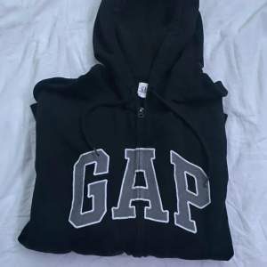Säljer en GAP hoodie i jättebra skick