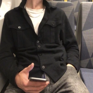 Overshirt  - Hej, säljer min riktiga snygga overshirt från Jack & Jones då den har blivit för liten. Utmärkt skick och perfekt inför sommaren! Hör av er vid minsta fråga.