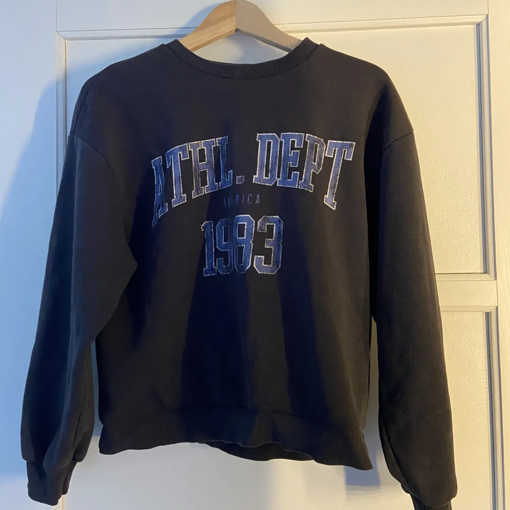 En mörkblå sweatshirt med tryck , från Gina. Använd ett par gånger.   Priset är förhandlingsbart 🌱. Tröjor & Koftor.