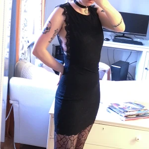 H&M klänning strl 36 - Bodycon klänning i spets, öppen rygg. 