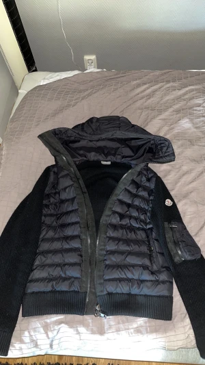 Moncler cardigan  - Tjena säljer min moncler cardigan som jag inte har använt speciellt mkt pga jag inte gillade den så mycket. Storlek M passar som S också, den är svart. Pris kan diskuteras 