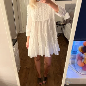 Vit sommarklänning - Säljer denna klänning från Zara som jag endast provat! Perfekt för student eller som sommarklänning!! Den är i strl M men själv har jag vanligtvis S:)