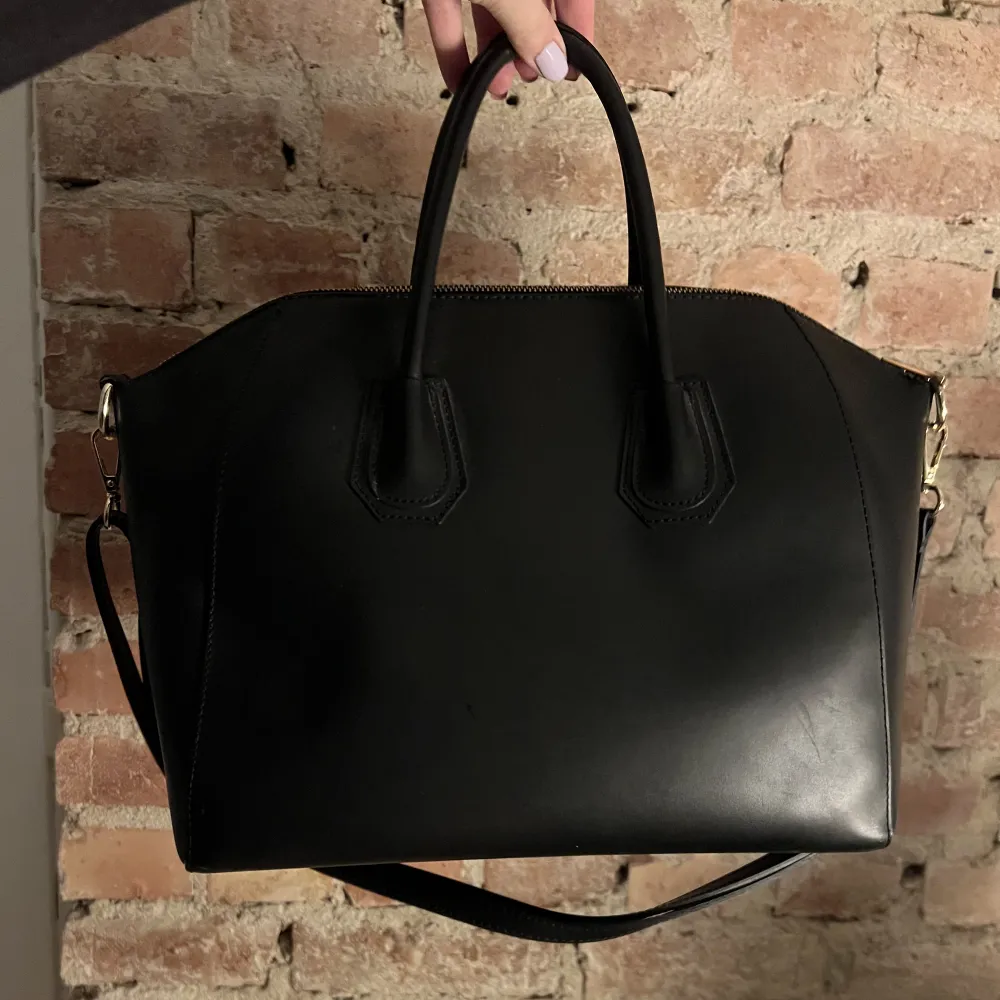 Säljer luxury leather bag i färgen svart från chiquell i fint skick. Är i den större modellen. Köpt för 14999. Väskor.